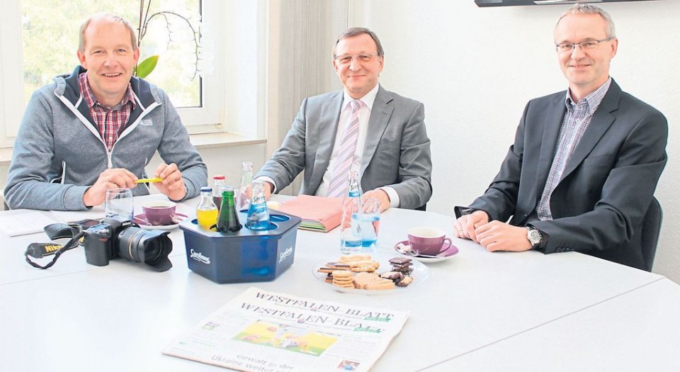 CDU-Fraktionschef Kurt Nagel (Mitte) und Fraktionsgeschäftsführer Dirk Büssing (rechts) stellen sich beim WESTFALEN-BLATT-Besuch den Fragen von Redaktionsleiter Claus Brand. Foto: Lydia Böhne
