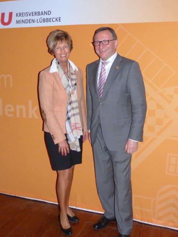 Landtagsabgeordnete und Kreisverbandsvorsitzende Kirstin Korte gratuliert dem Bürgermeisterkandidaten Kurt Nagel
