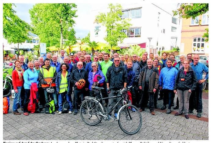 Pioniere auf dem Schnellradweg: Am Inowrocßaw-Platz in Bad Oeynhausen trafen sich Planer, Politiker und Verwaltungsfachleute
