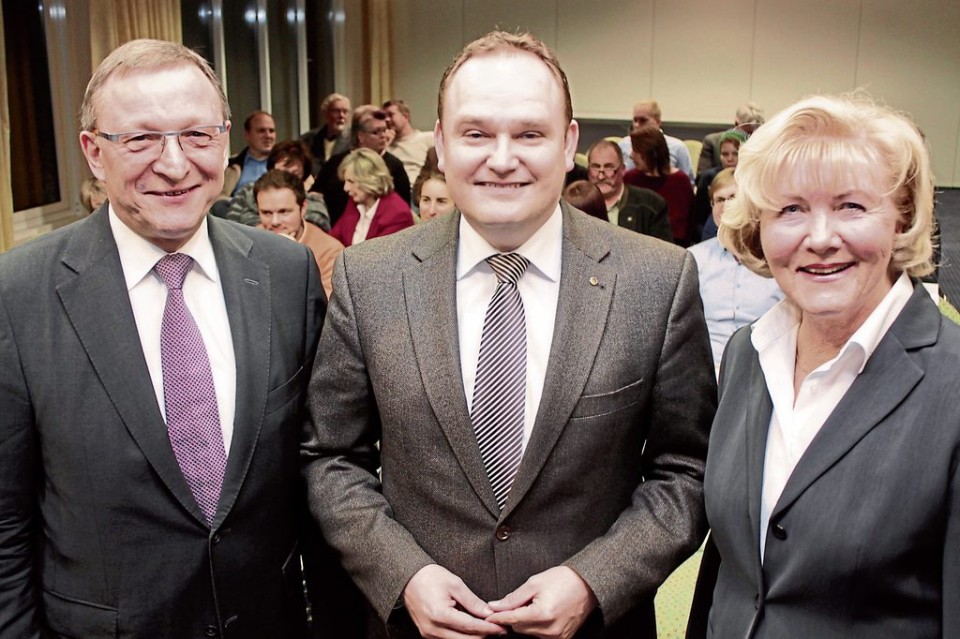 Kurt Nagel (links) und Helke Nolte-Ernsting begrüßen den Bundestagsabgeordneten Tim Ostermann zum Vortrag