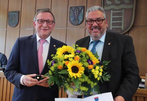 Ehrenring für Kurt Nagel: Der Vorsitzende der CDU-Fraktion ist seit 20 Jahren Ratsmitglied. Bürgermeister Achim Wilmsmeier gratuliert. Foto: Jörg Stuke