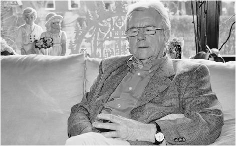 Nachdenklich: Der ehemalige Kommunalpolitiker Joachim König findet auf dem Sofa im seinem Wohnzimmer Zeit, tief in die Geschichte der CDU einzutauchen.
