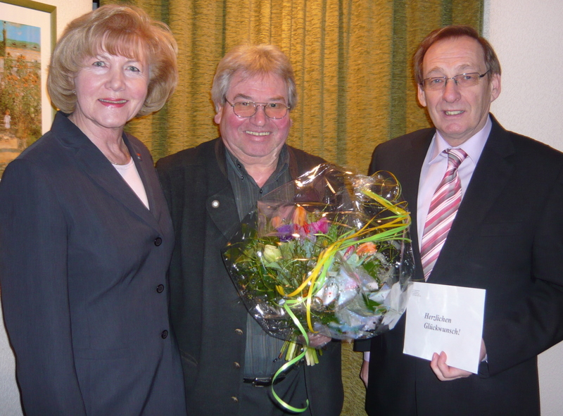 Helke Nolte-Ernsting und Lothar Gohmann (re.) gratulieren Helmuth Hüllhorst
