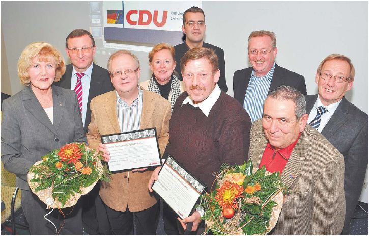 Stadtverbandschef Lothar Gohmann (rechts) und die Ortsunions-Vorsitzende Helke Nolte-Ernsting (links) haben Dr. Klaus Peter Schumann (Dritter von links) und Hans-Jörg Walter (Vierter von rechts) zur langjährigen Mitgliedschaft gratuliert.